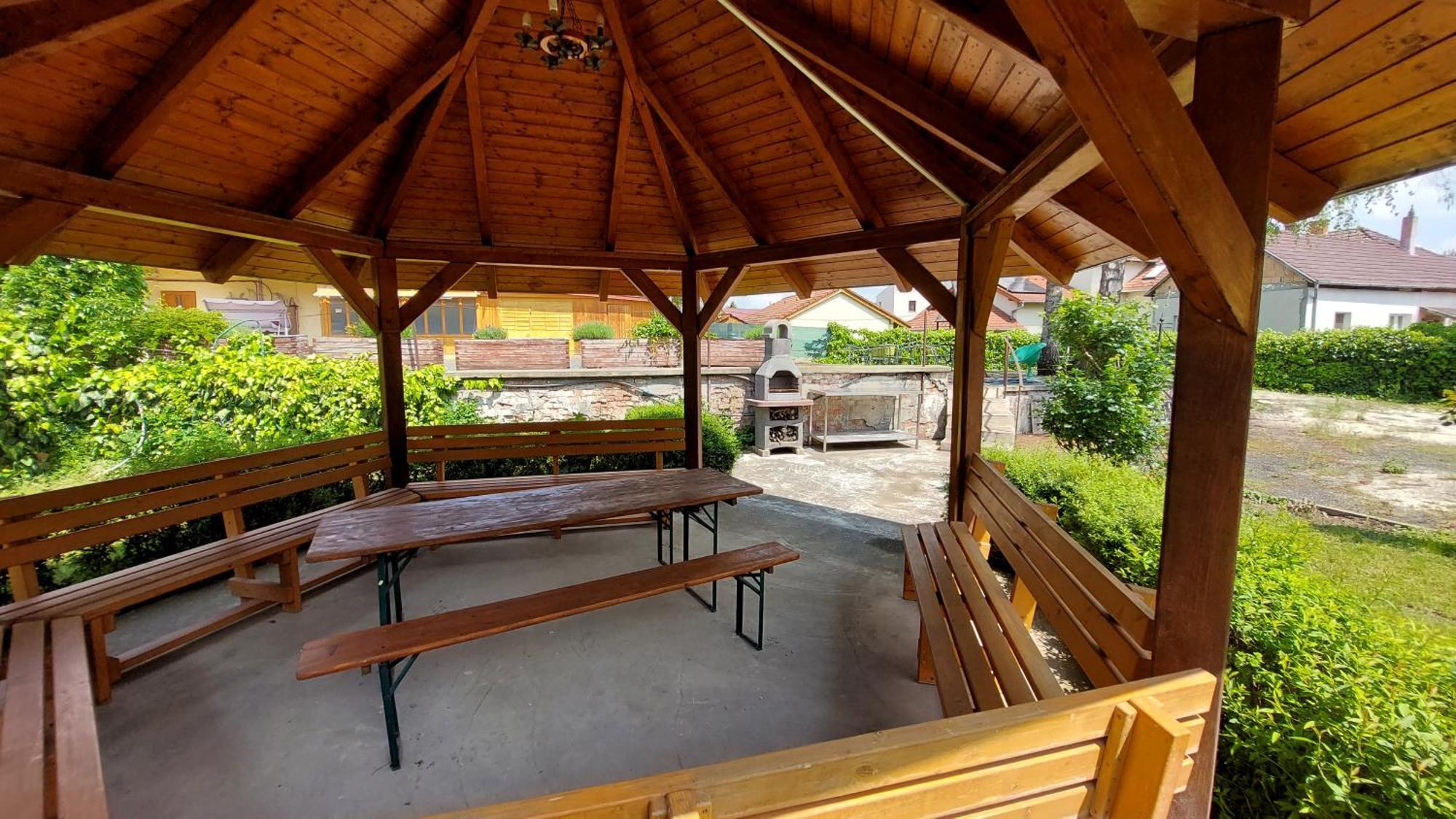 瑙吉考尼饶Oazis Panzio住宿加早餐旅馆 外观 照片